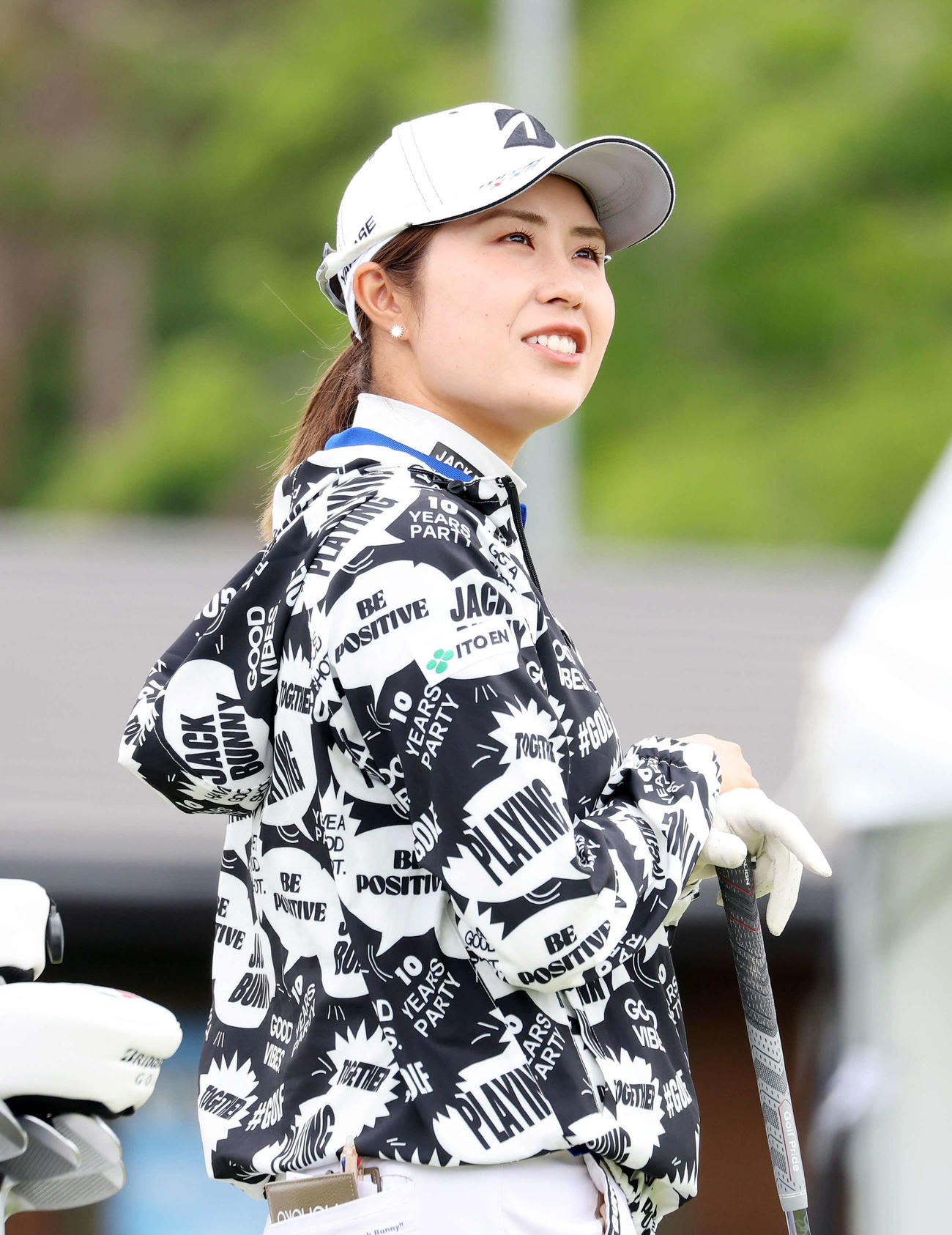 プロアマ　1番、ティーショット前、笑顔を見せる大里（撮影・鈴木正人）