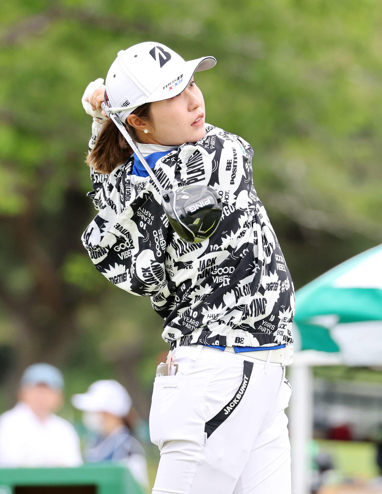 プロアマ　1番、ティーショットを放つ大里（撮影・鈴木正人）