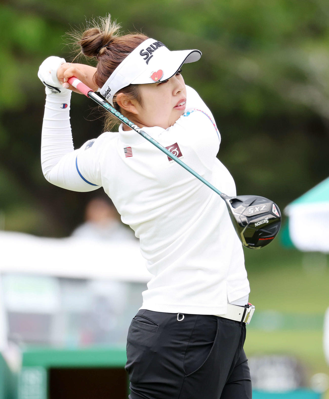 プロアマ　1番、ティーショットを放つ山下（撮影・鈴木正人）