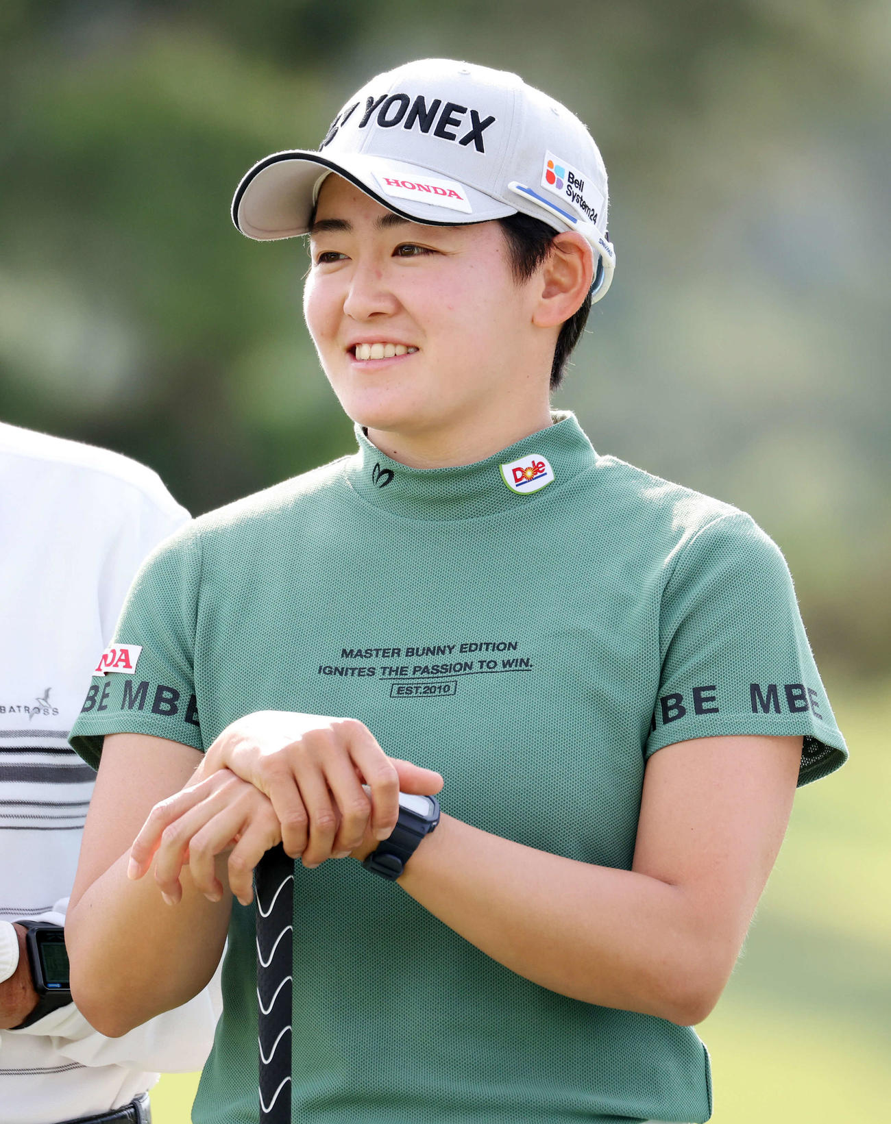 プロアマ　1番、ティーショット前、笑顔を見せる岩井明（撮影・鈴木正人）