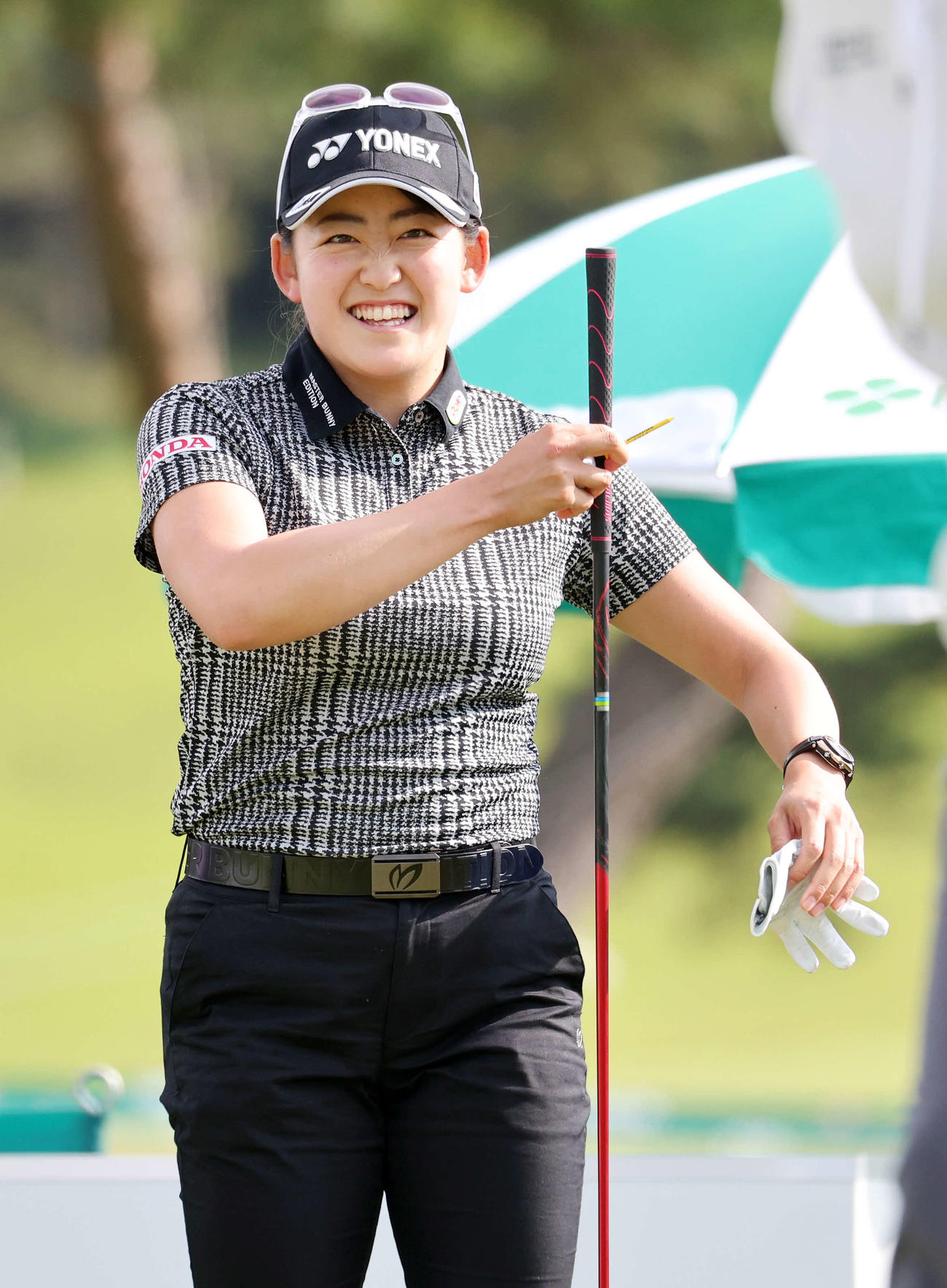 プロアマ　1番、ティーショット前、笑顔を見せる岩井千（撮影・鈴木正人）