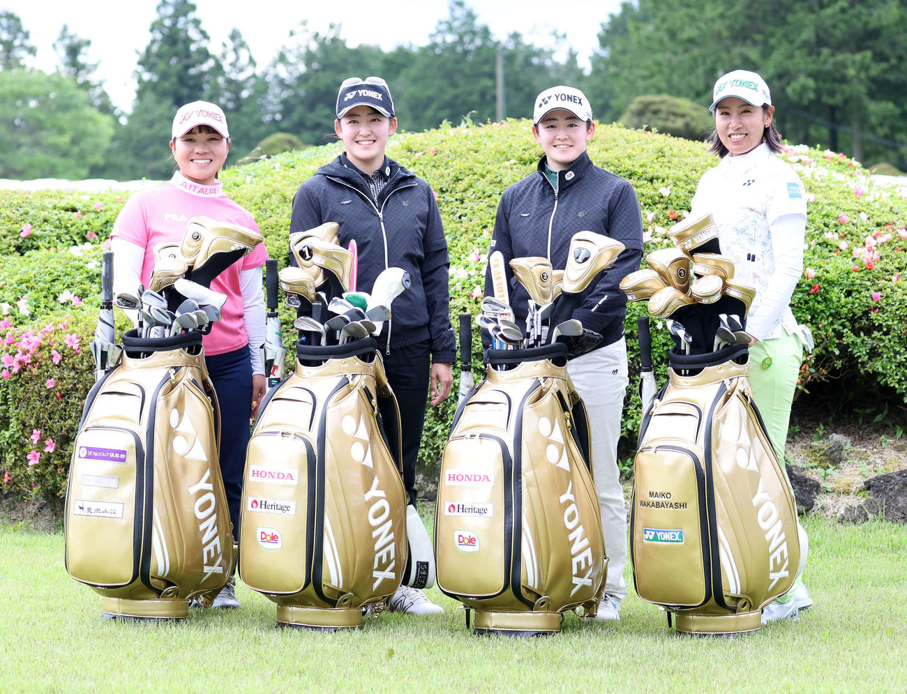 笑顔を見せるヨネックス契約プロ選手、左から池ケ谷、岩井千、岩井明、若林（撮影・鈴木正人）