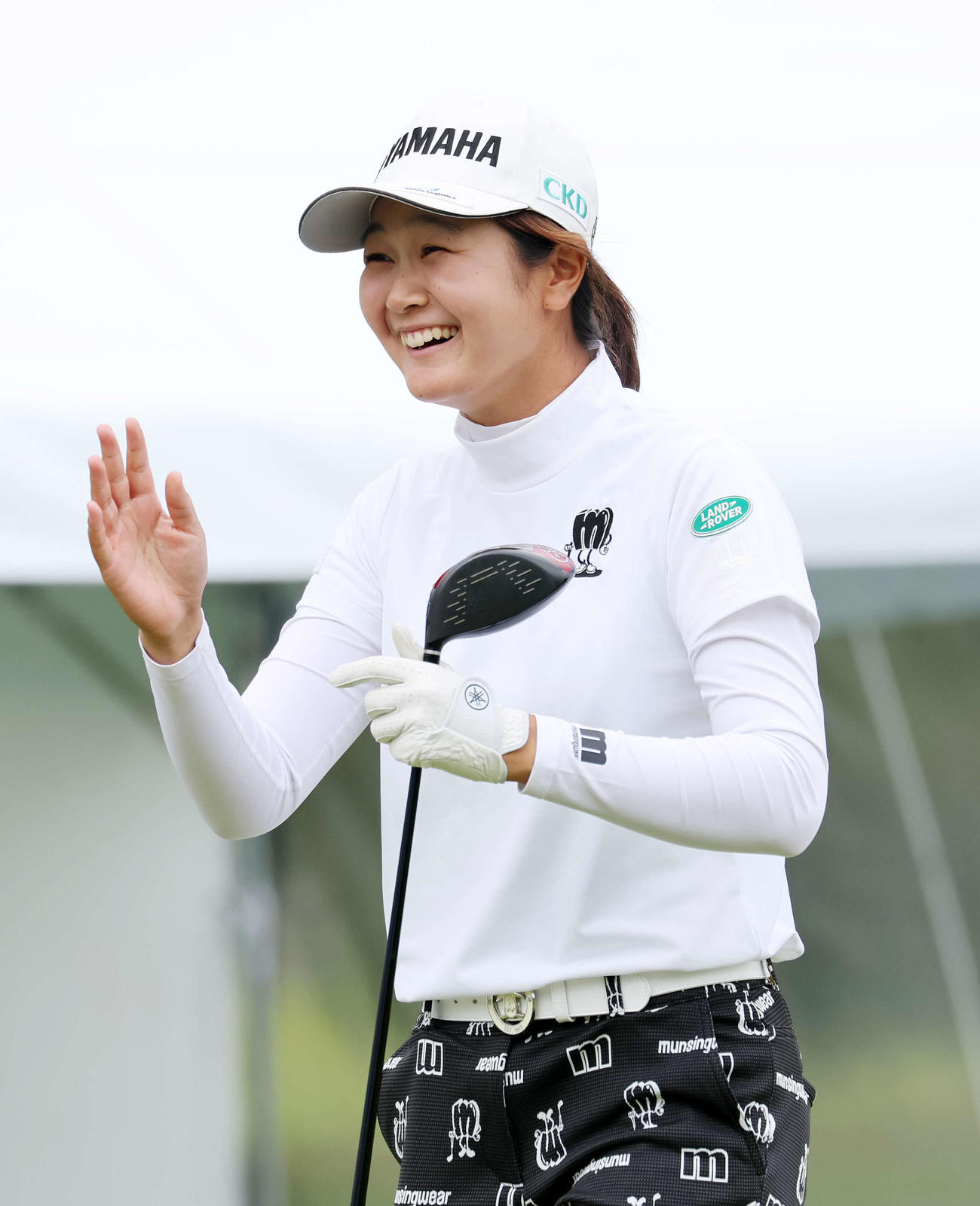 プロアマ　1番、ティーショット後、笑顔を見せる神谷（撮影・鈴木正人）