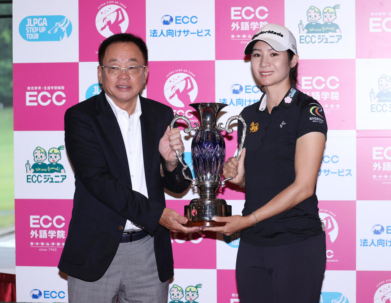 P・サイパン（右）はECC花房社長からトロフィーを受け取り笑顔を見せる（撮影・上山淳一）