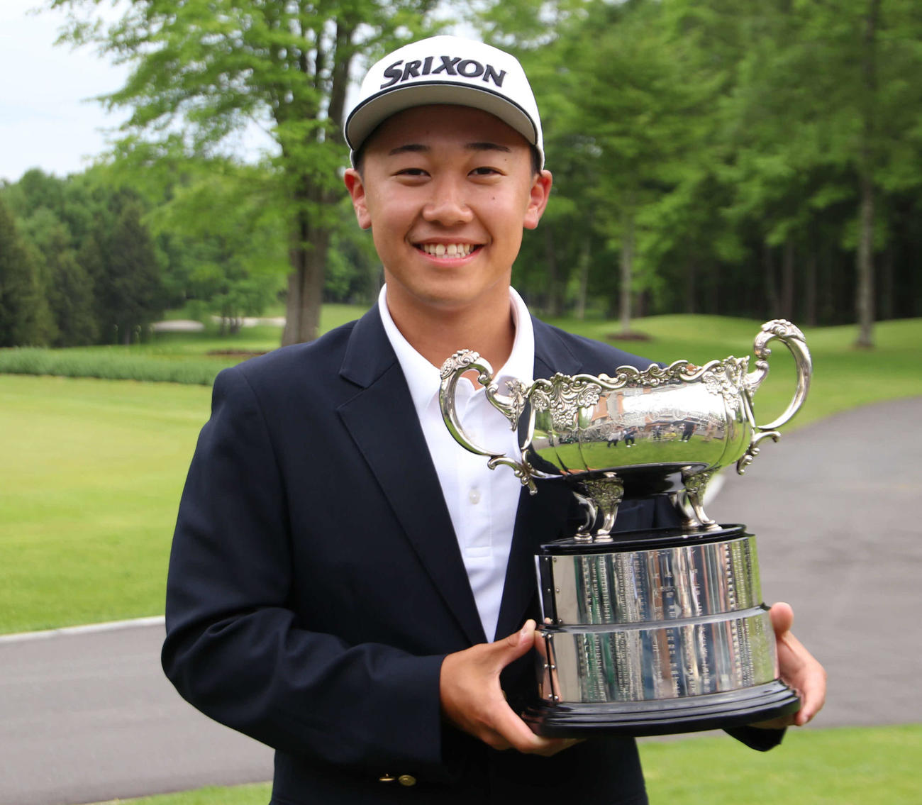 優勝カップを手に笑顔をみせる山本（撮影・山崎純一）