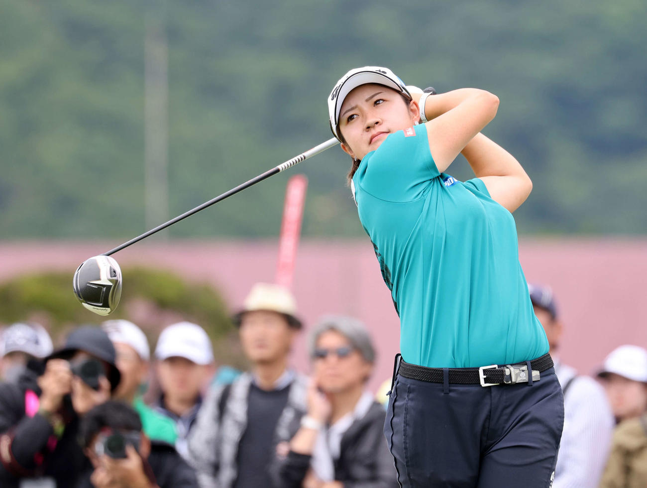 1番、ティーショットを放つ泉田琴菜（撮影・鈴木正人）