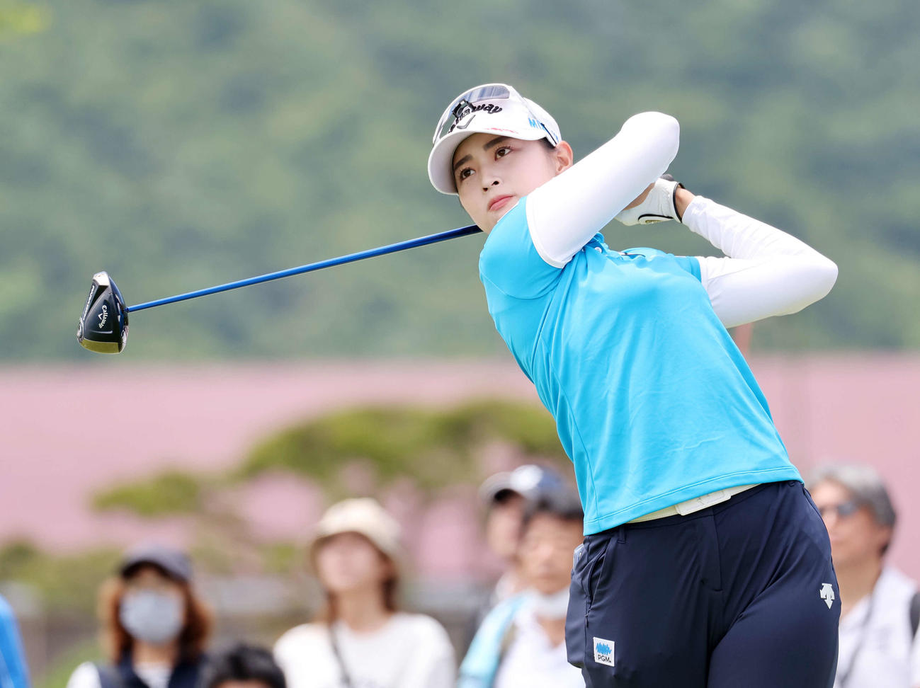 1番、ティーショットを放つ柏原明日架（撮影・鈴木正人）