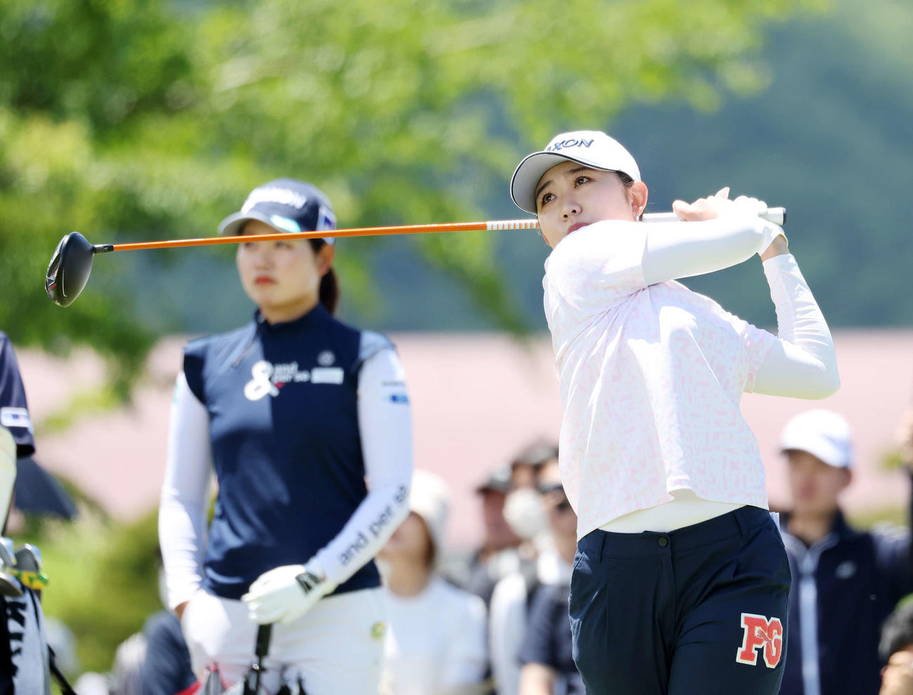 1番、ティーショットを放つ内田ことこ（撮影・鈴木正人）