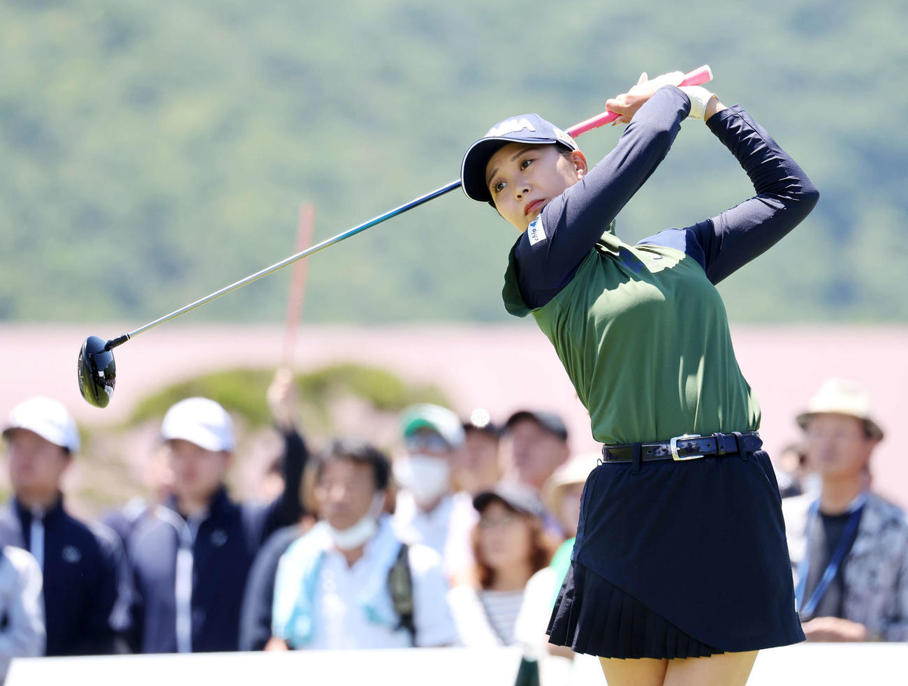 1番、ティーショットを放つ金沢志奈（撮影・鈴木正人）