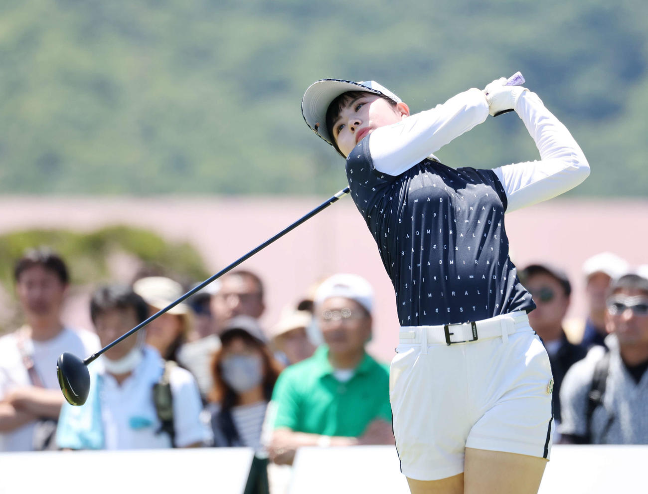 1番、ティーショットを放つ尾関彩美悠（撮影・鈴木正人）
