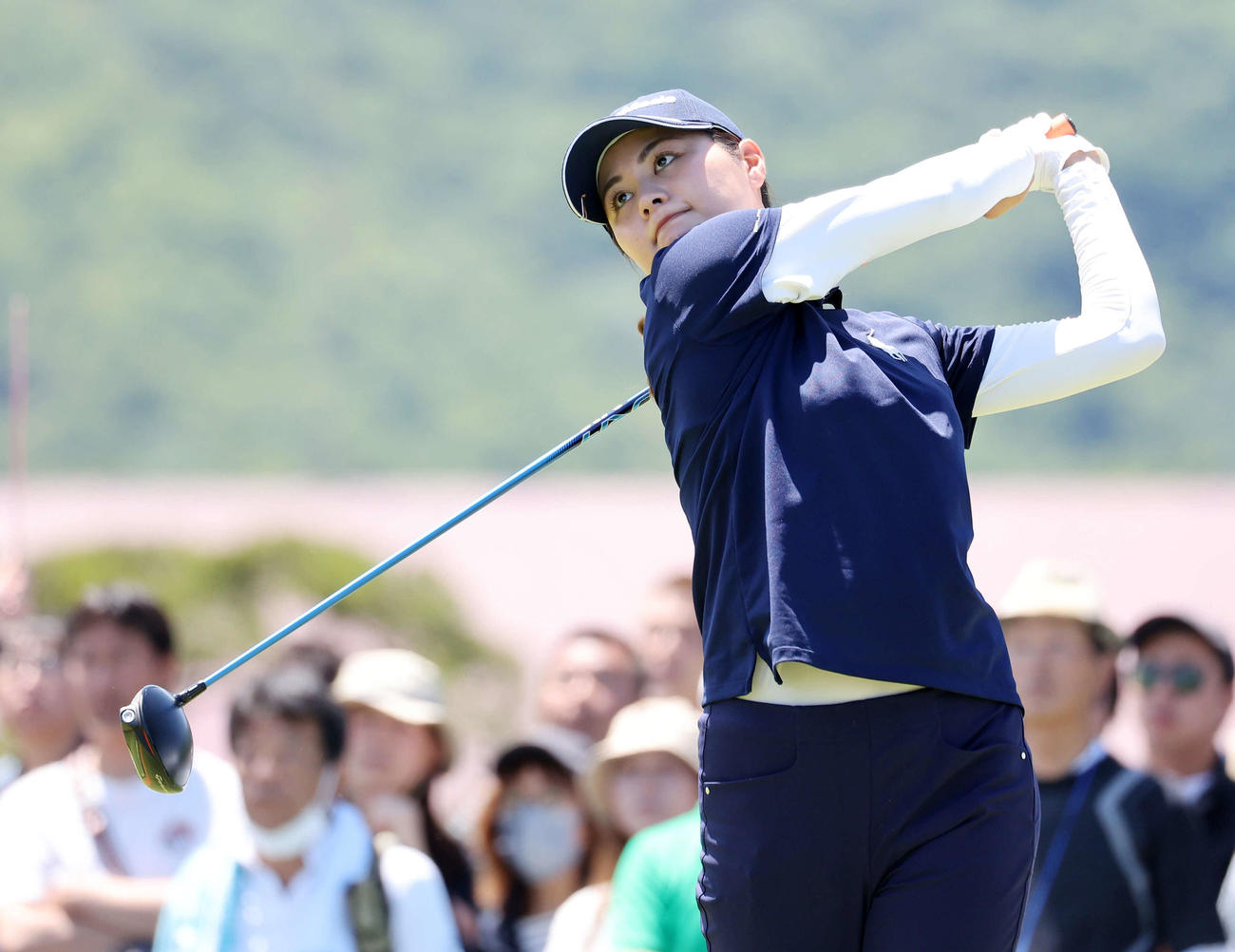 1番、ティーショットを放つ新垣比菜（撮影・鈴木正人）