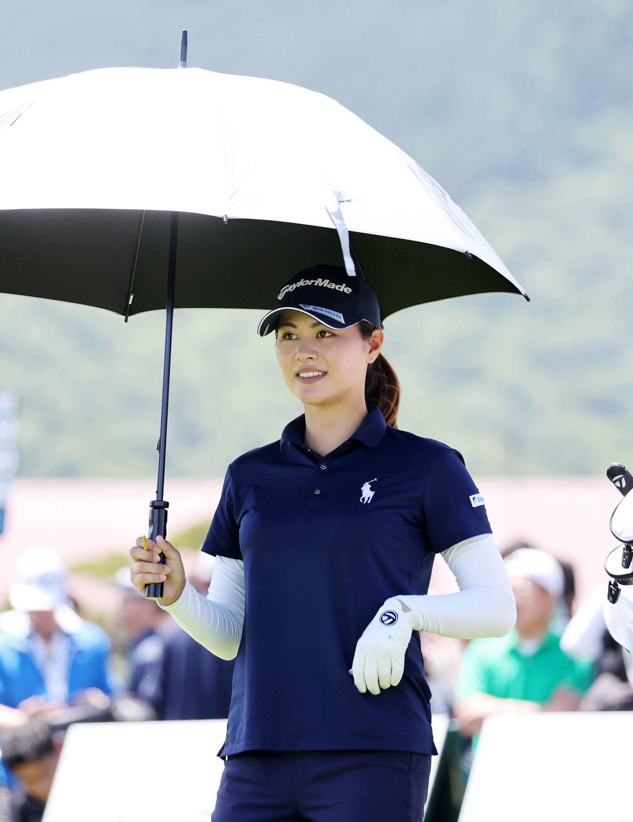 1番、ティーショットを放ち歩き出す新垣比菜（撮影・鈴木正人）