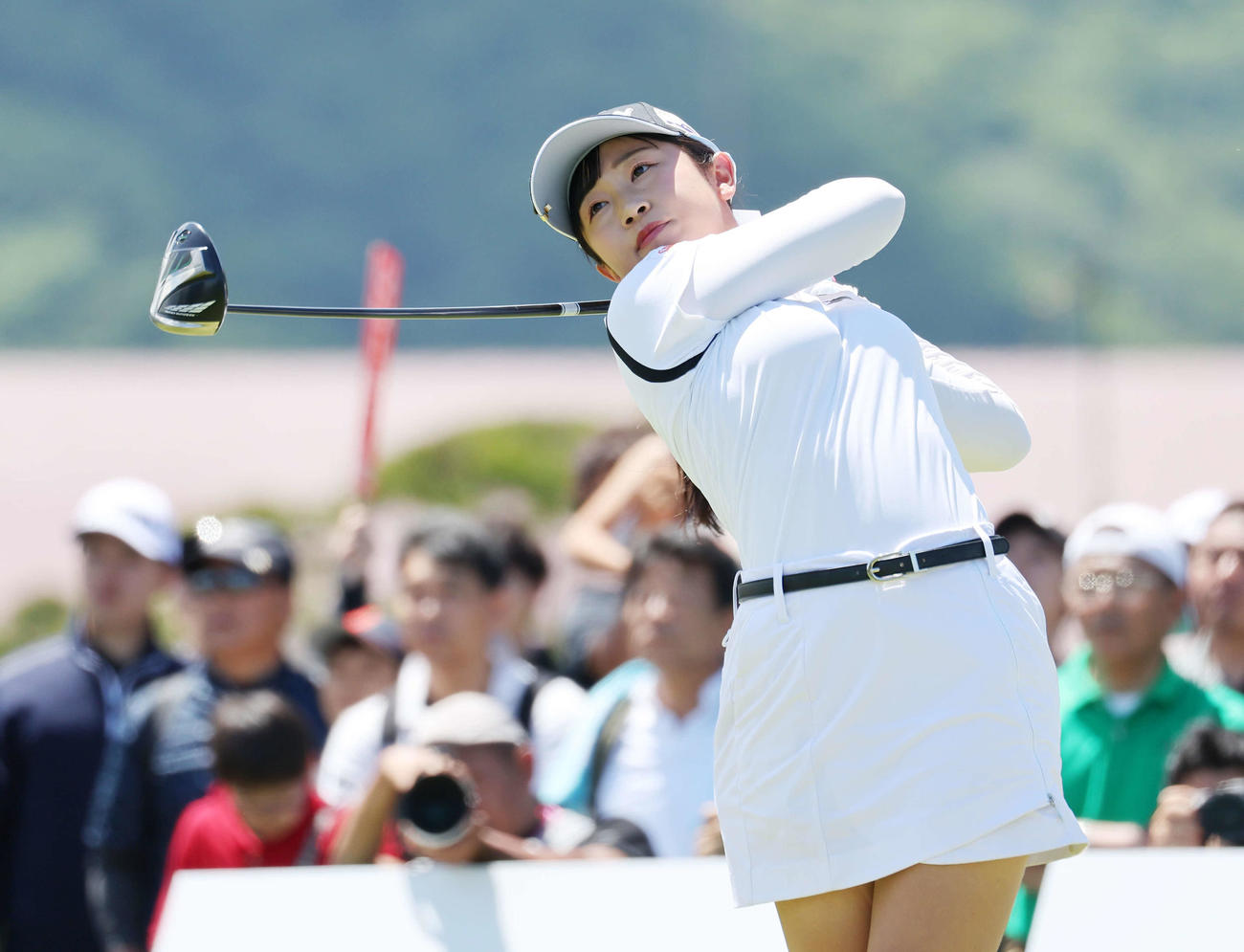 1番、ティーショットを放つ菅沼菜々（撮影・鈴木正人）