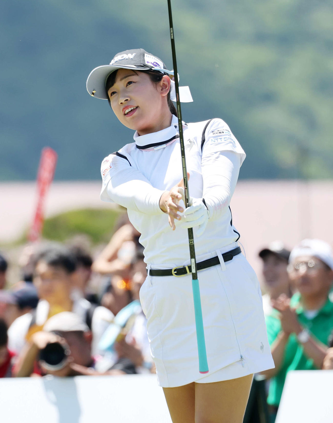 1番、ティーショットを放ち球の行方を見る菅沼菜々（撮影・鈴木正人）