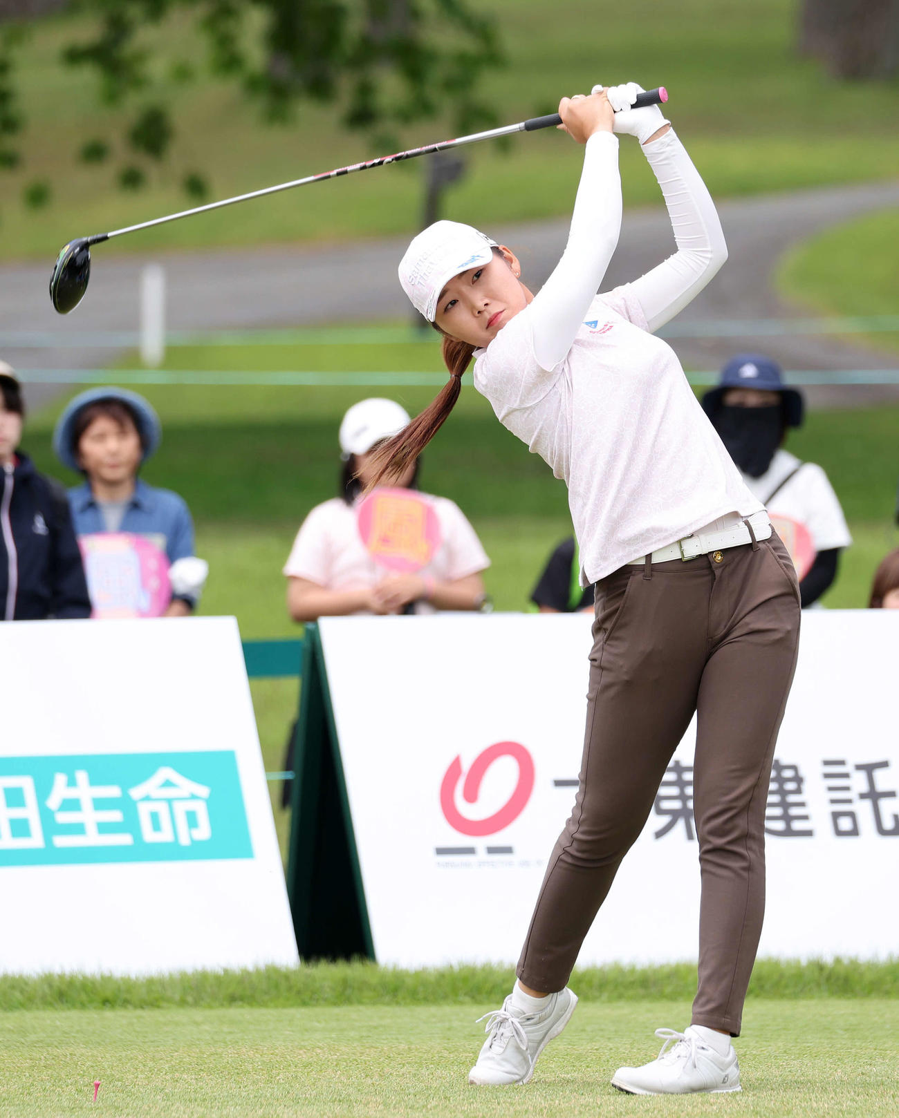10番、ティーショットを放つ石井理緒（撮影・鈴木正人）