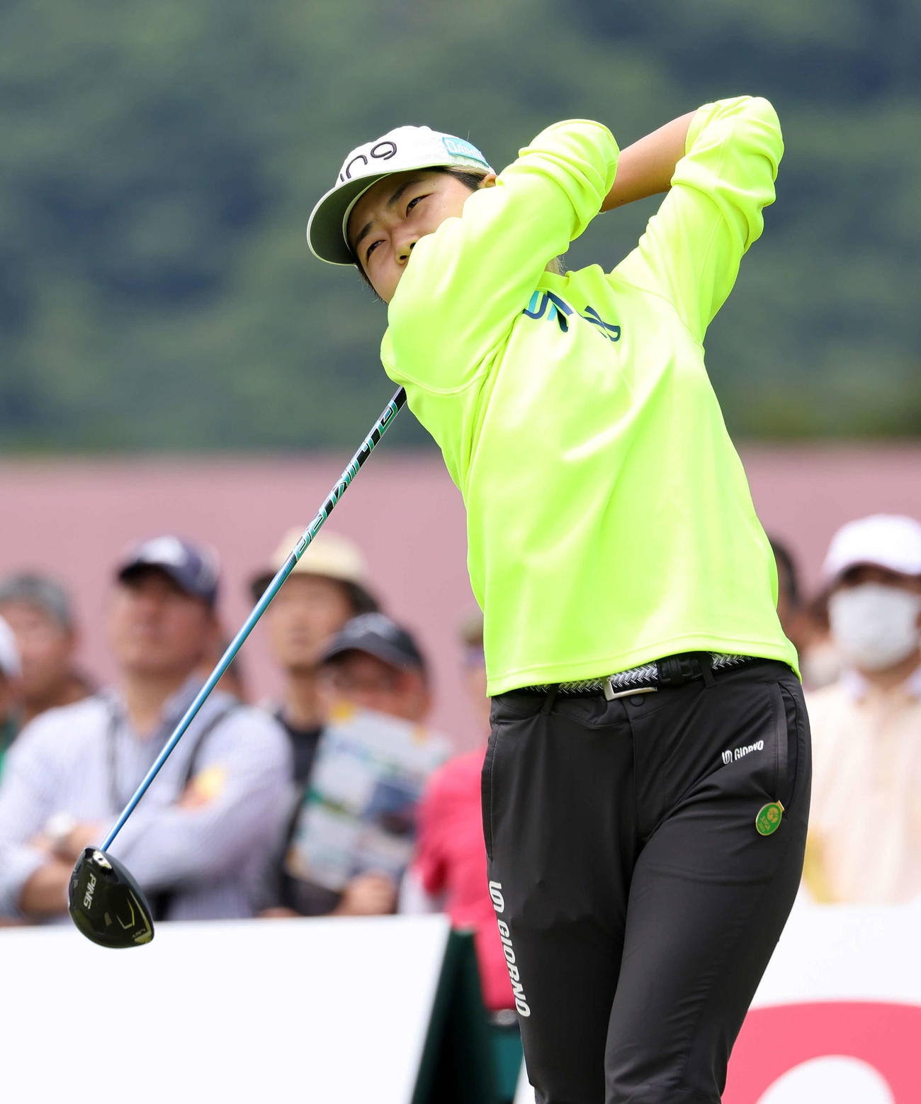 1番、ティーショットを放つ宮沢美咲（撮影・鈴木正人）