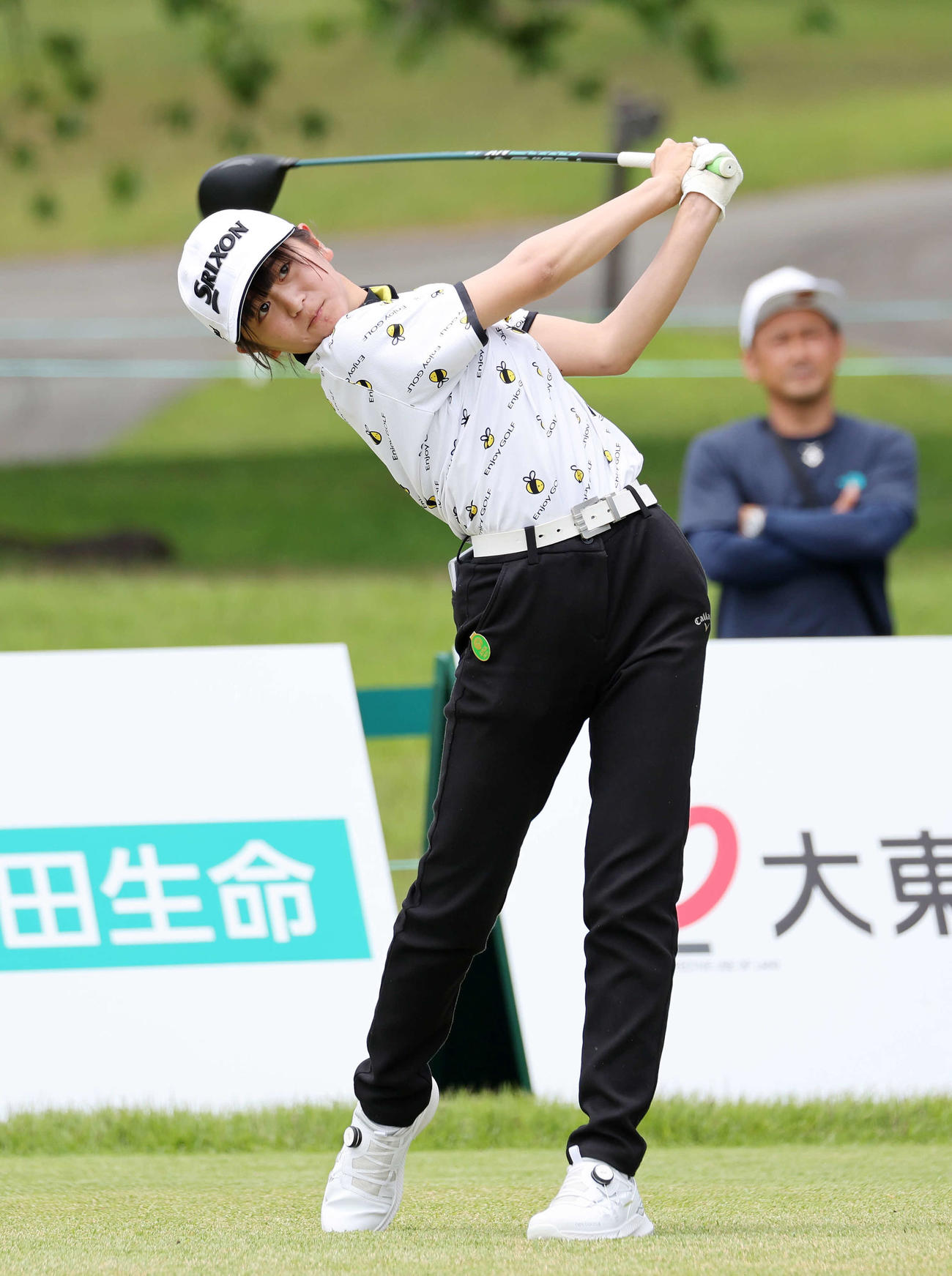 10番、ティーショットを放つ藤野蒼來（撮影・鈴木正人）
