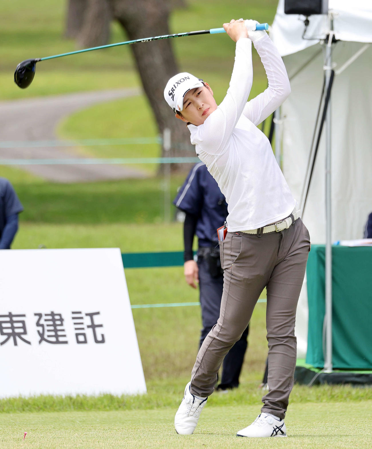 10番、ティーショットを放つ新海美優（撮影・鈴木正人）