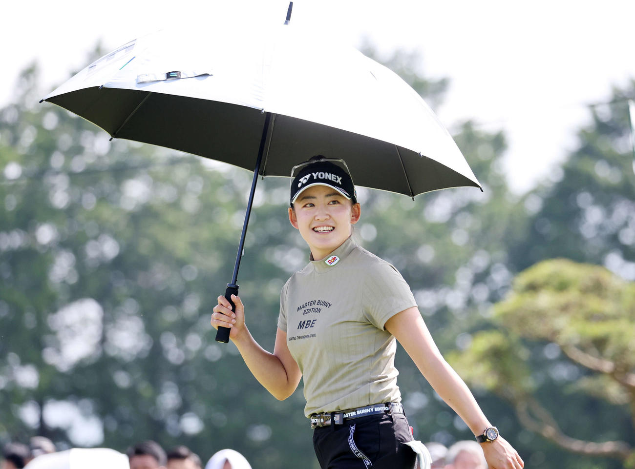1番、ティーショットを放ち笑顔で歩き出す岩井千怜（撮影・鈴木正人）