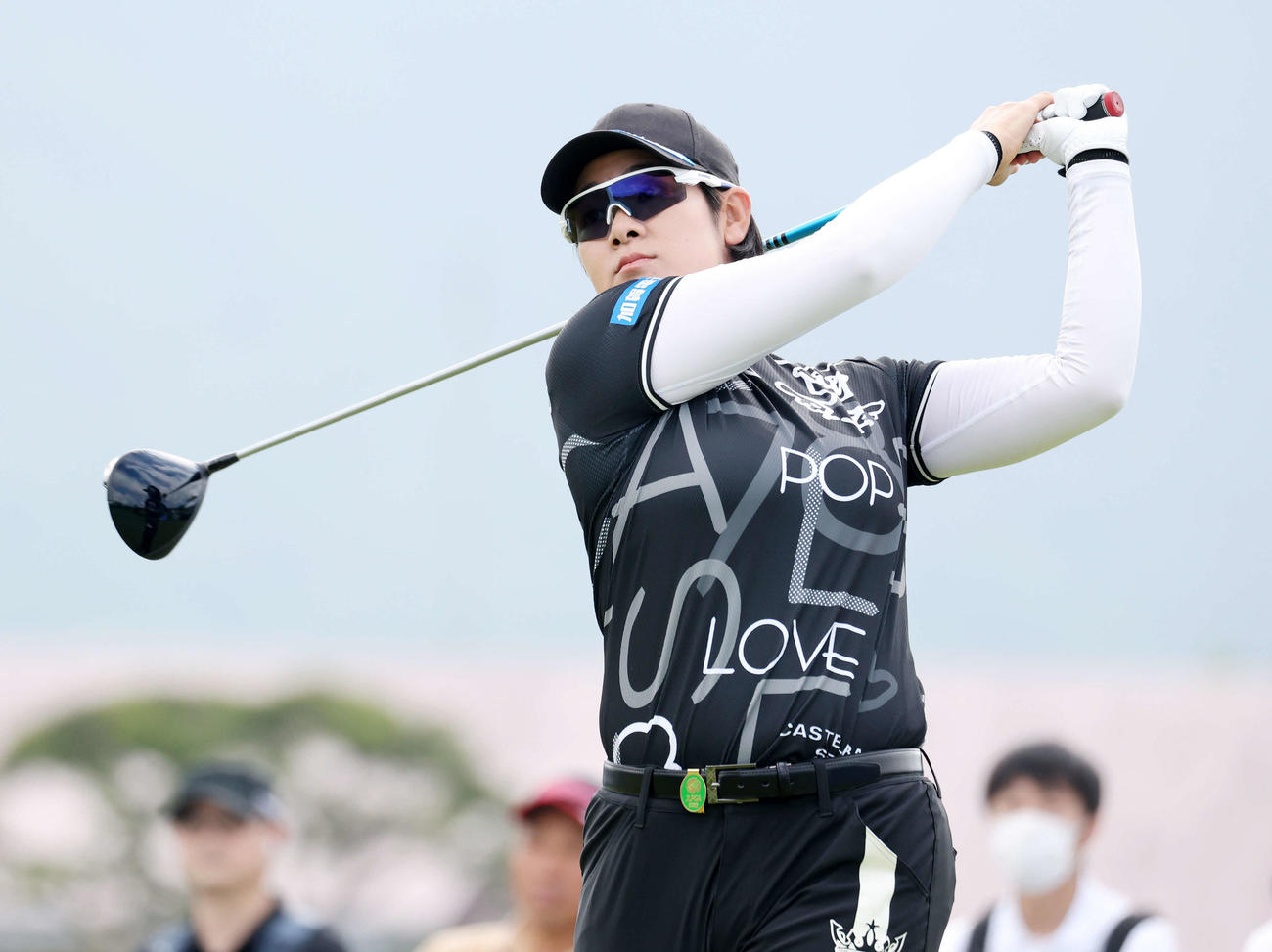 1番、ティーショットを放つ川岸史果（撮影・鈴木正人）