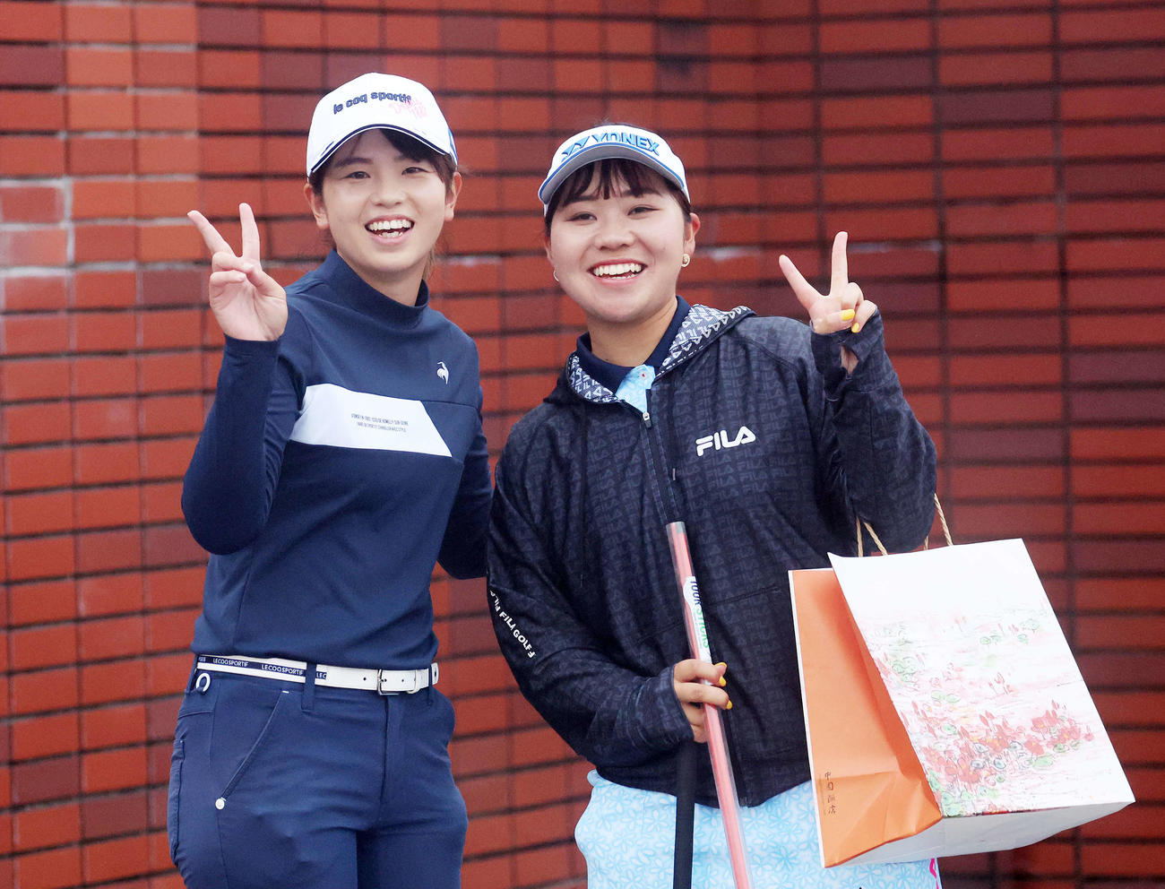 笑顔でピースサインする木下（左）と池ケ谷（撮影・鈴木正人）