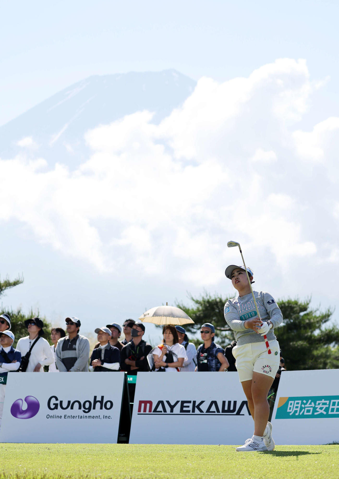 14番、ティーショットを放つ山下（撮影・鈴木正人）
