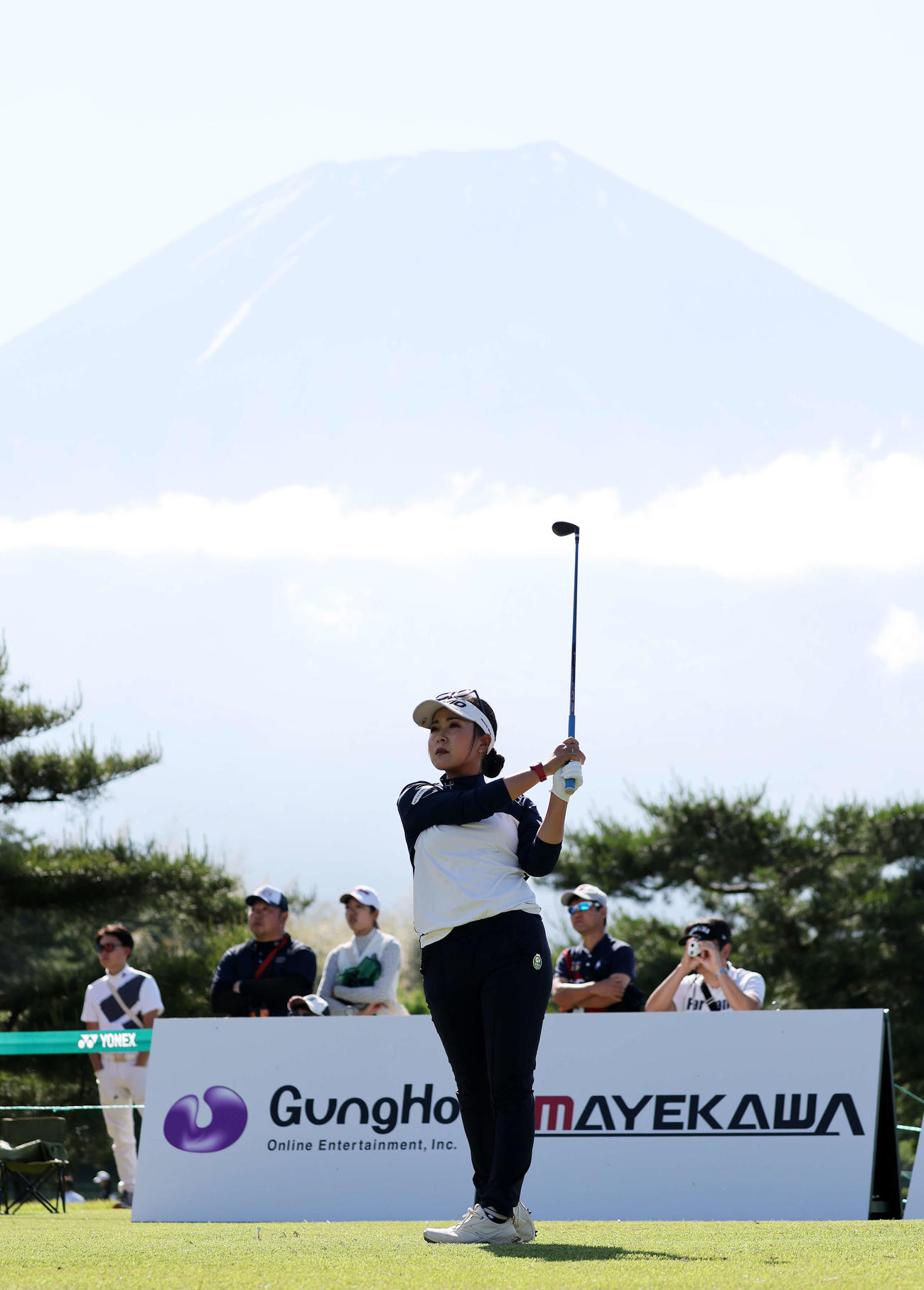14番、ティーショットを放つ青木（撮影・鈴木正人）