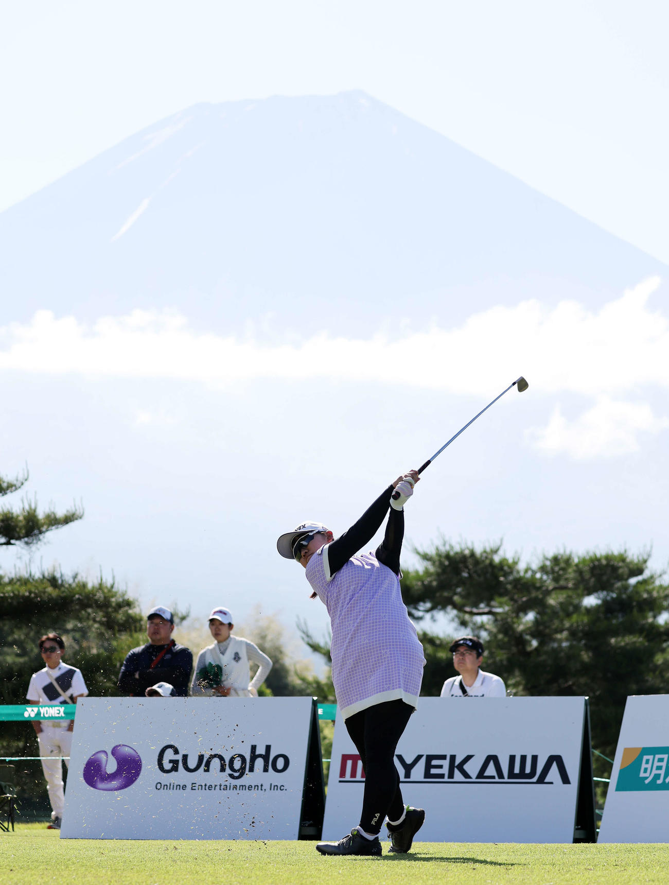 14番、ティーショットを放つ池ケ谷（撮影・鈴木正人）