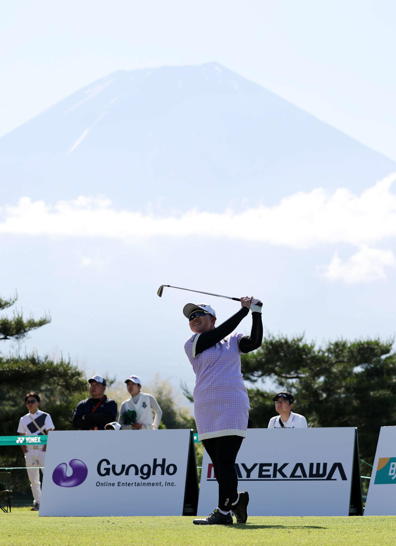 14番、ティーショットを放つ池ケ谷（撮影・鈴木正人）