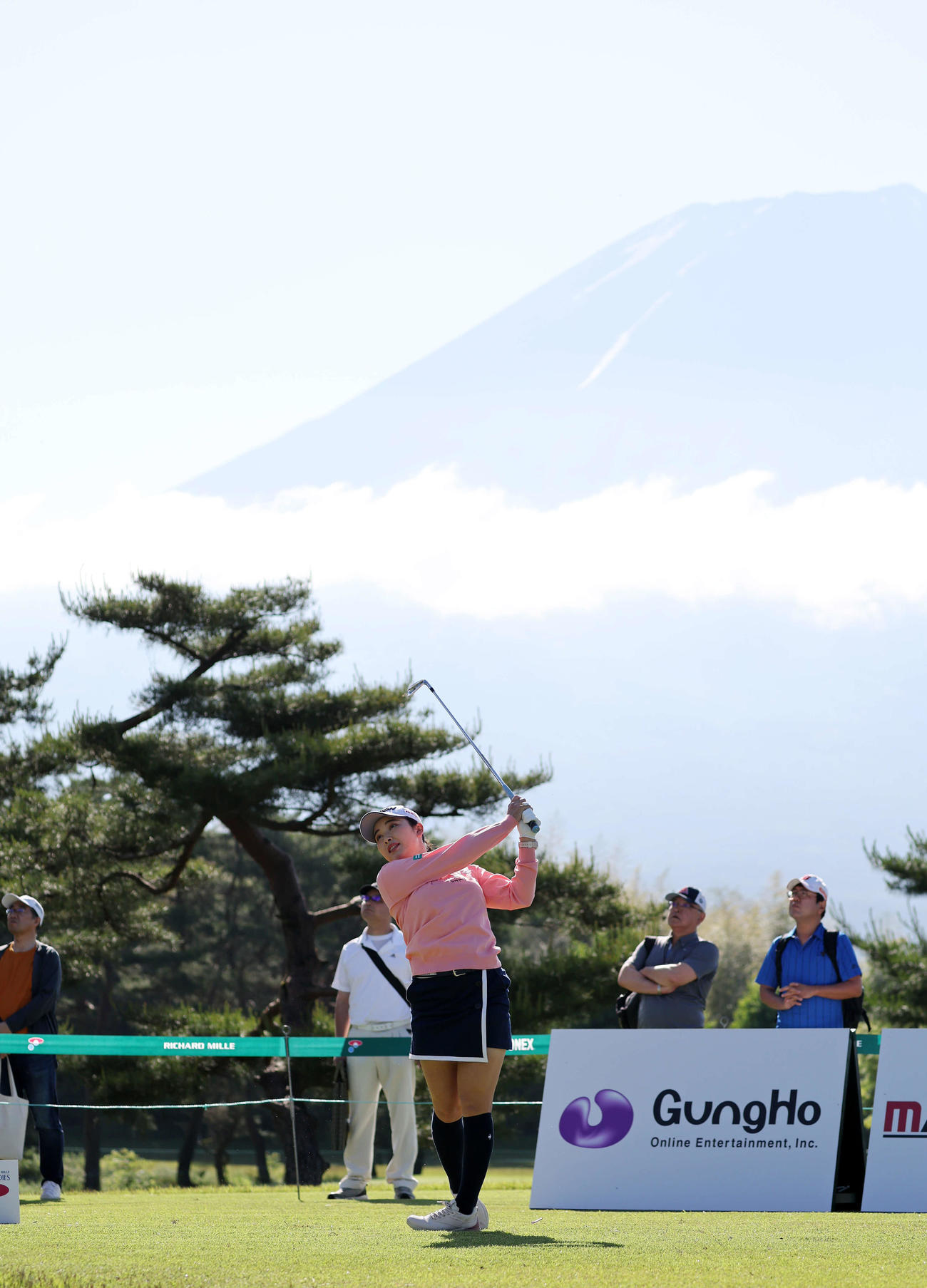 14番、ティーショットを放つ小祝（撮影・鈴木正人）