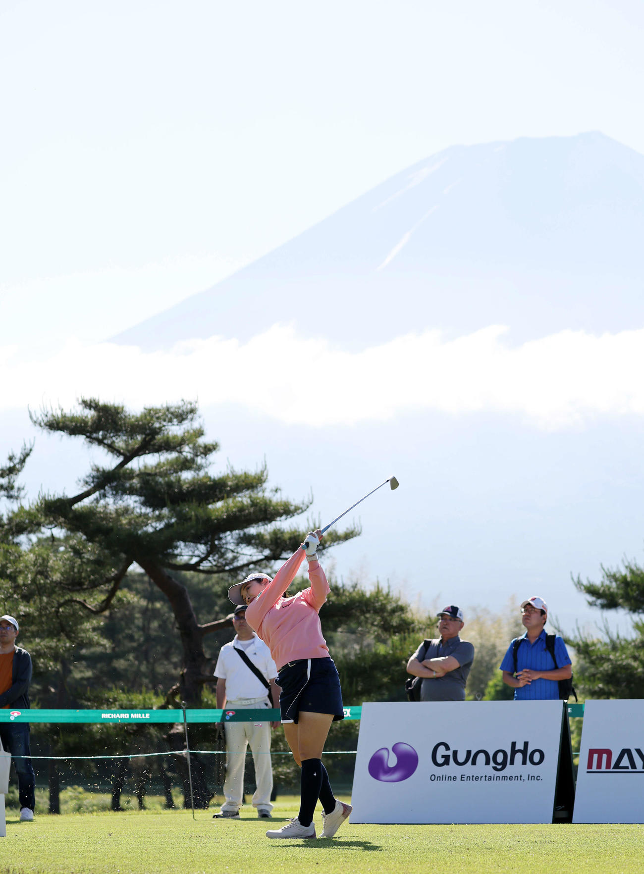 14番、ティーショットを放つ小祝（撮影・鈴木正人）