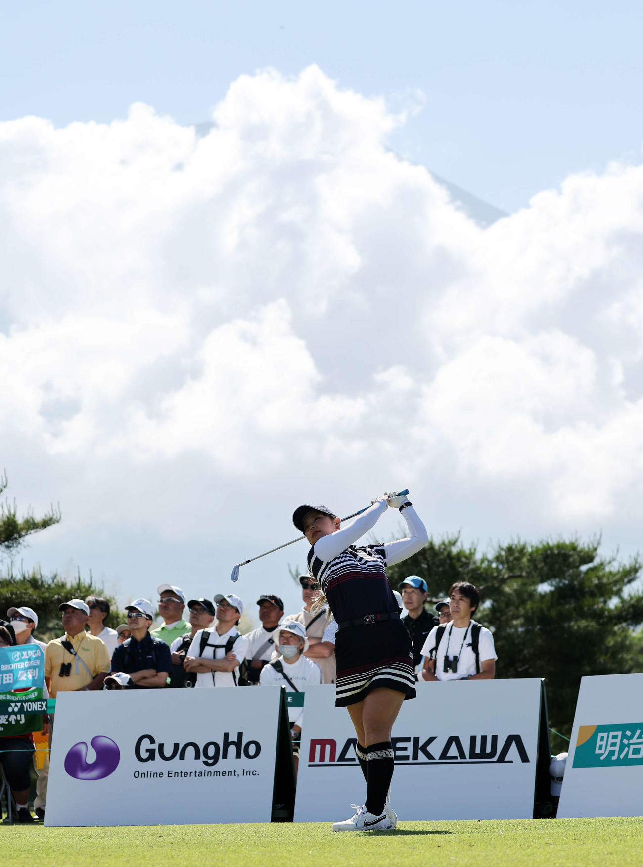 14番、ティーショットを放つ吉田（撮影・鈴木正人）