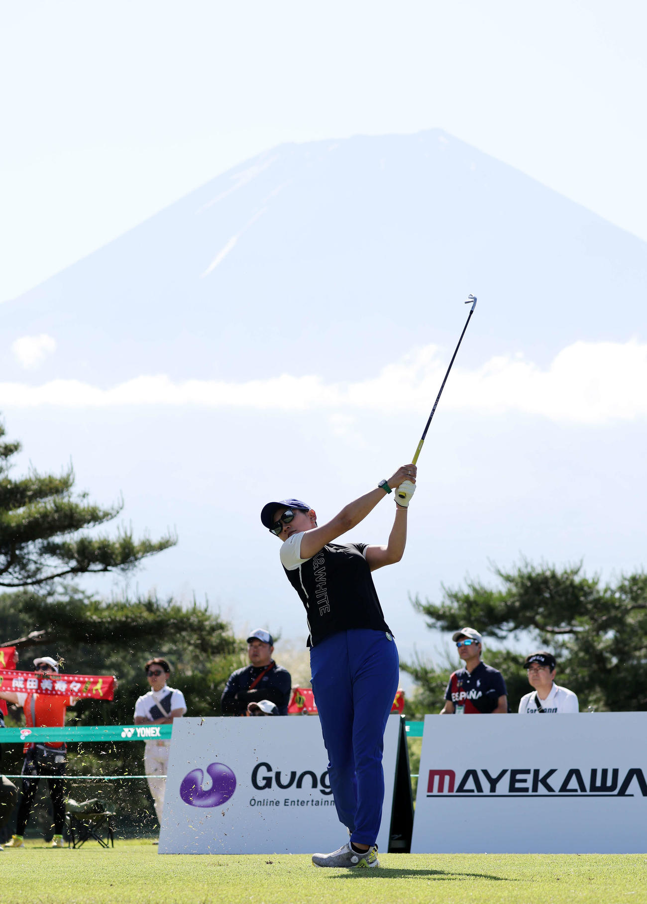 14番、ティーショットを放つ成田（撮影・鈴木正人）