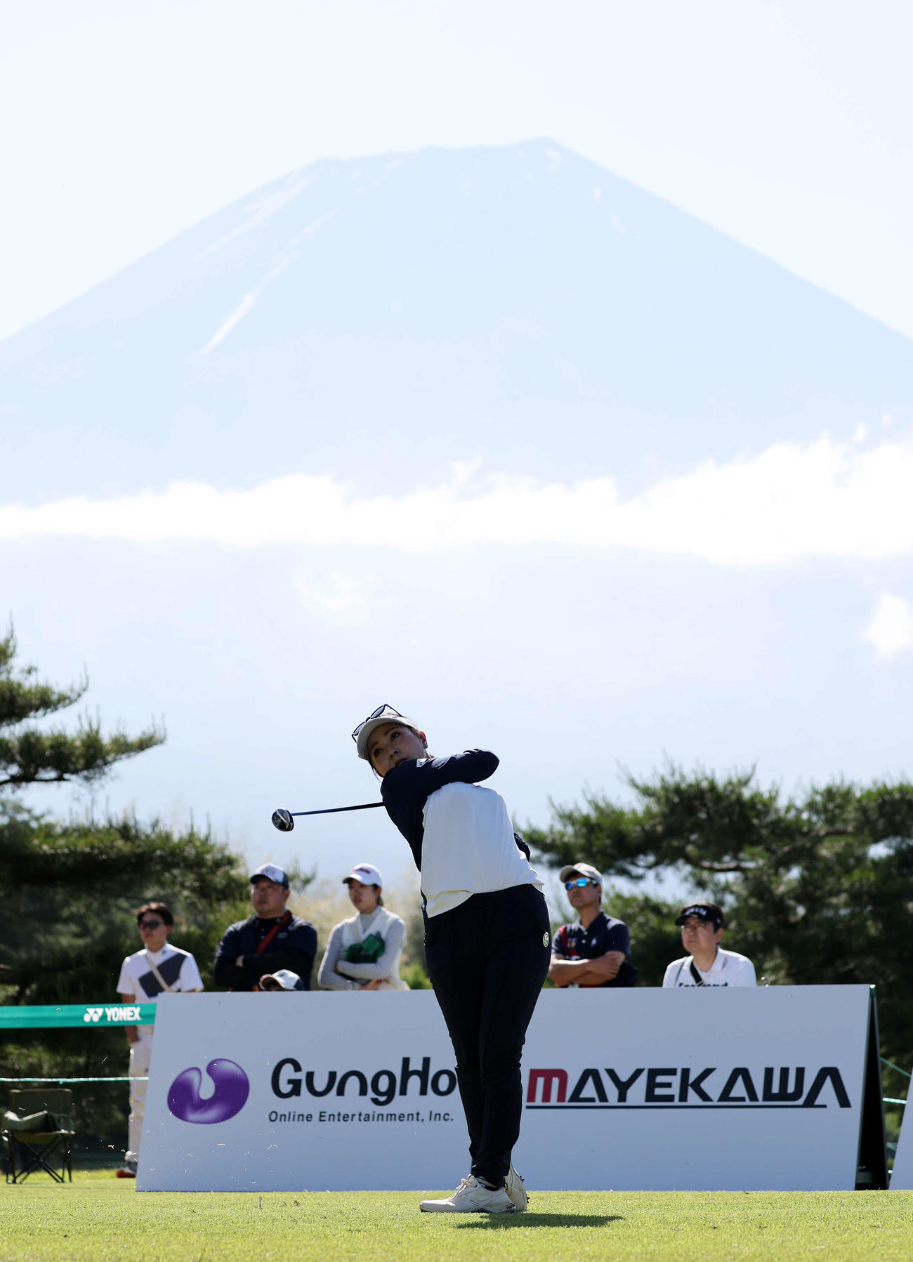 14番、ティーショットを放つ青木（撮影・鈴木正人）