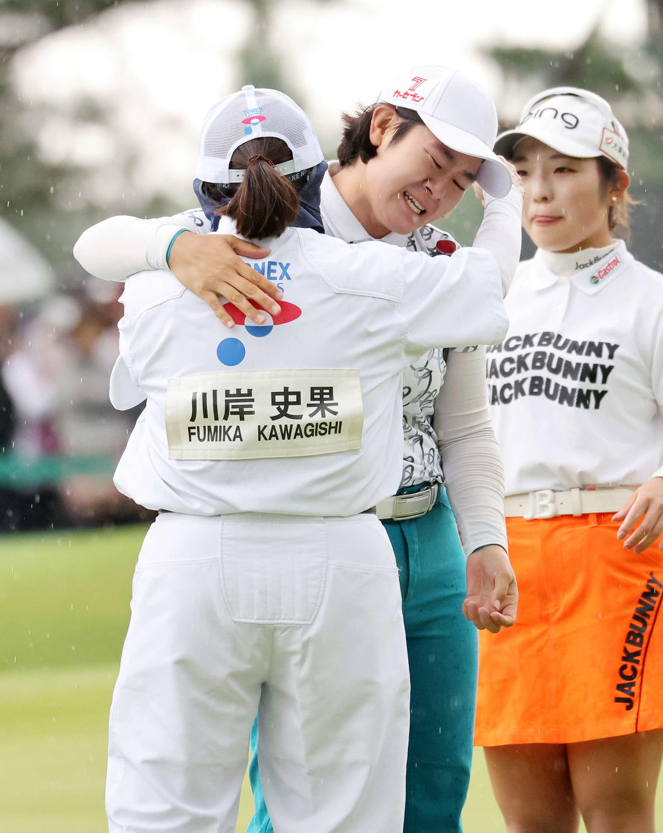 優勝を決めキャディーを務めた母の麻子さん（手前）と抱き合い喜ぶ川岸（撮影・鈴木正人）