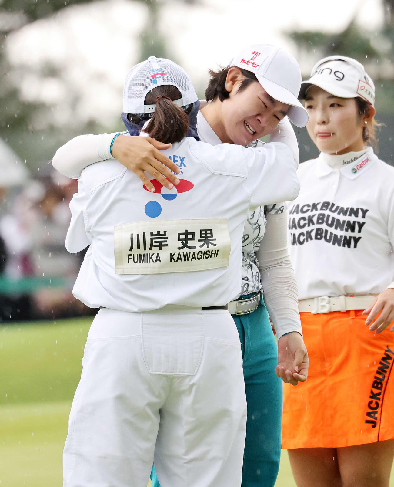 優勝を決めキャディーを務めた母の麻子さん（手前）と抱き合い喜ぶ川岸（撮影・鈴木正人）