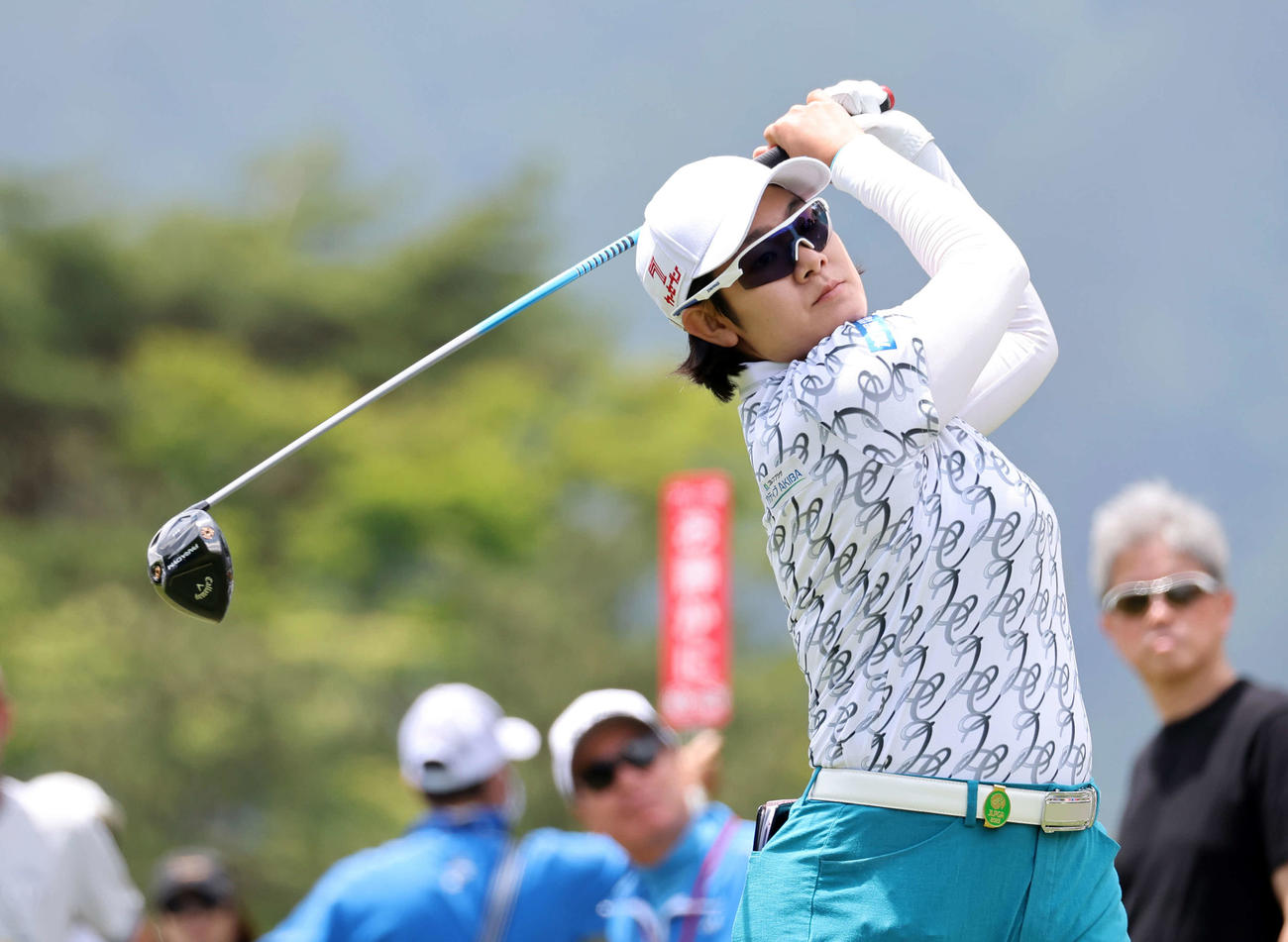 11番、ティーショットを放つ川岸（撮影・鈴木正人）