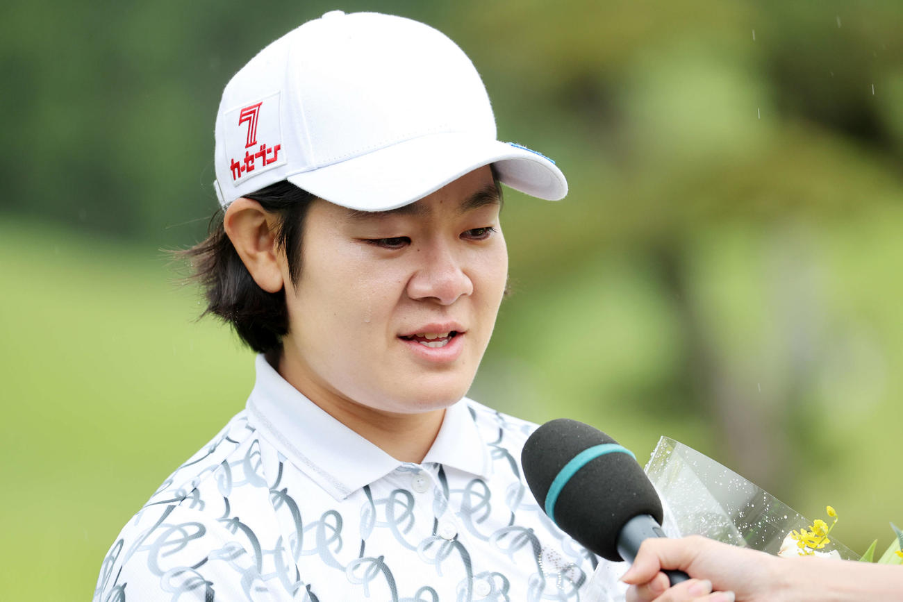 優勝インタビューで涙ぐむ川岸（撮影・鈴木正人）