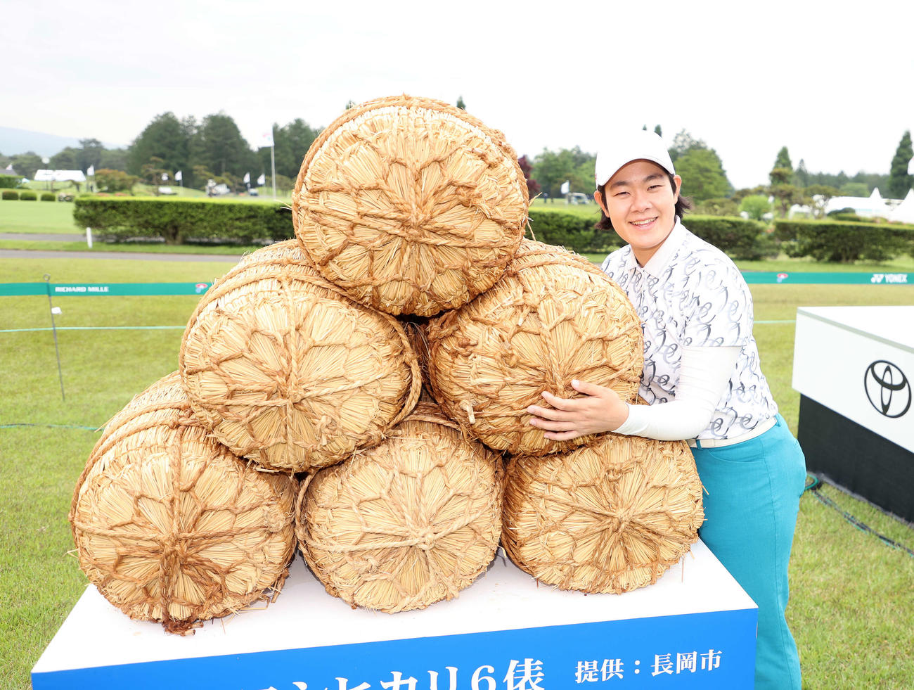 副賞の米俵に抱きつき笑顔を見せる川岸（撮影・鈴木正人）