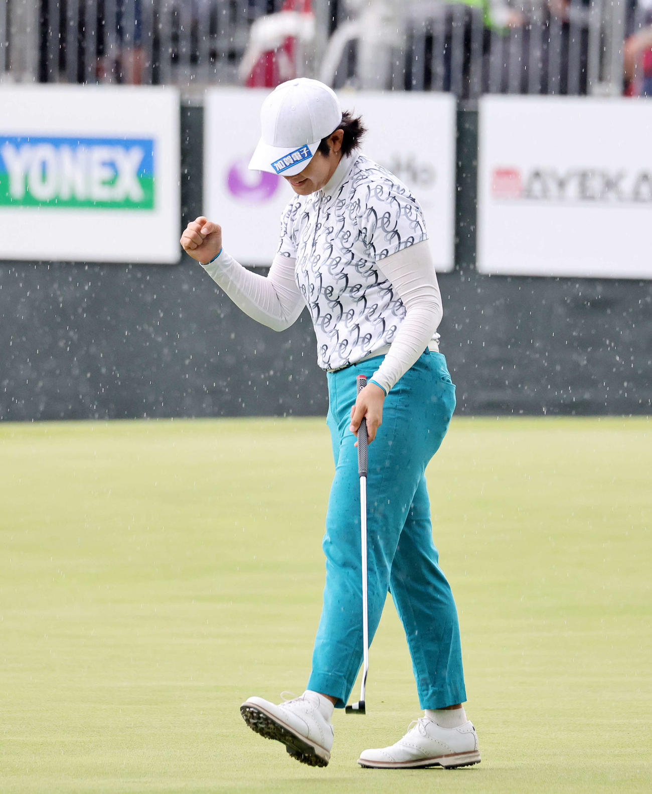優勝しガッツポーズで喜ぶ川岸（撮影・鈴木正人）