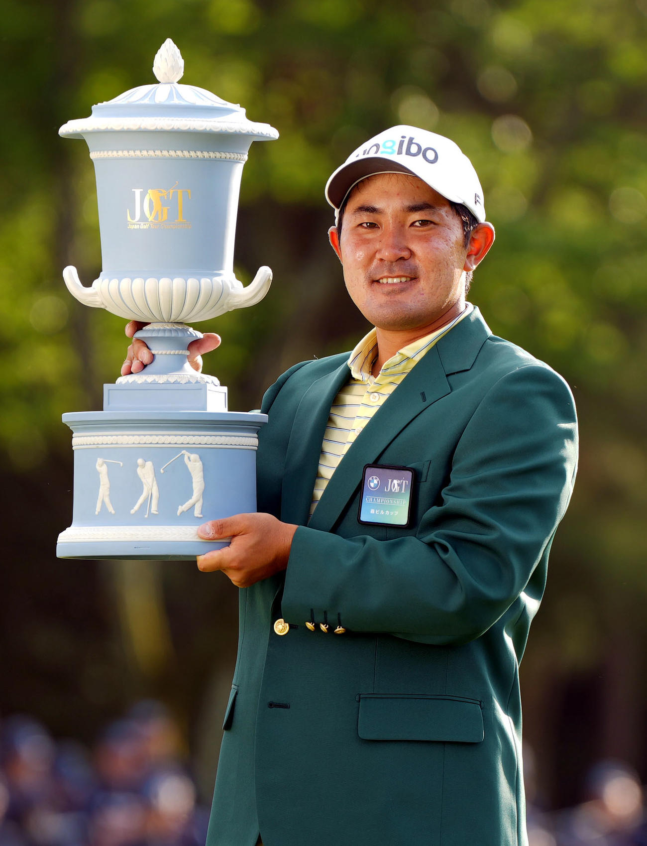 表彰式で優勝杯を手に笑顔を見せる金谷（撮影・狩俣裕三）