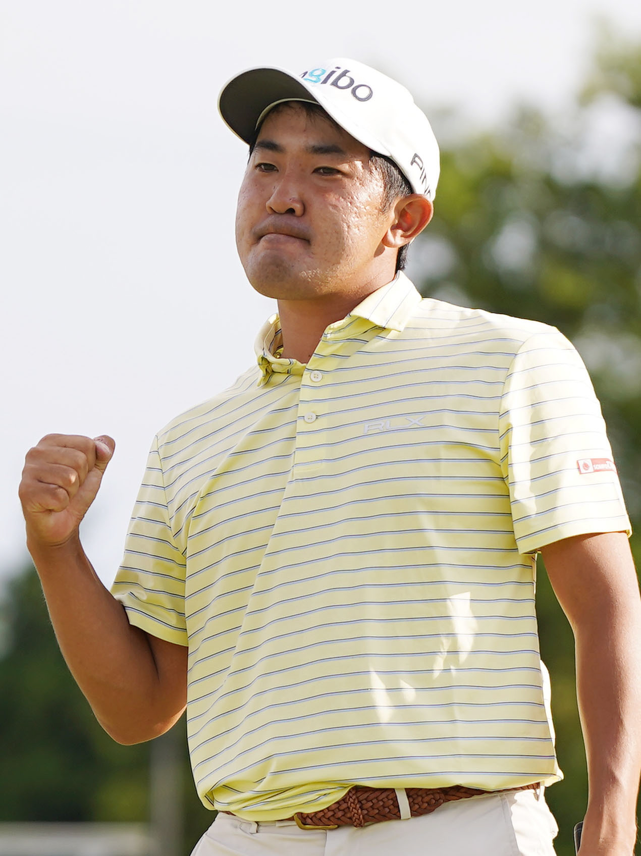 18番、優勝パットを沈め、ガッツポーズを決める金谷（撮影・狩俣裕三）