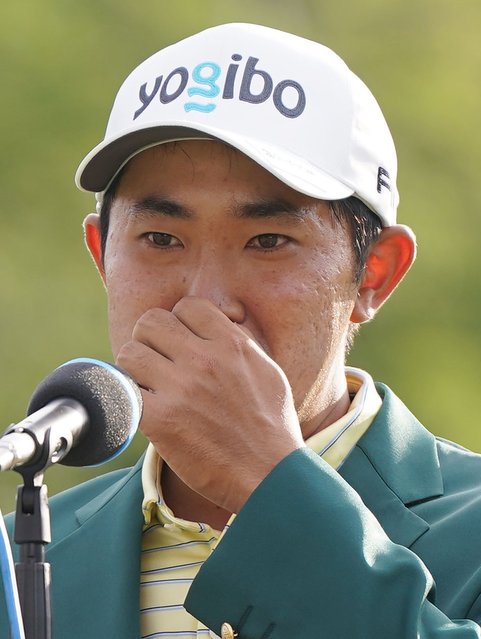 優勝スピーチで母の話題に触れ、感極まる金谷（撮影・狩俣裕三）