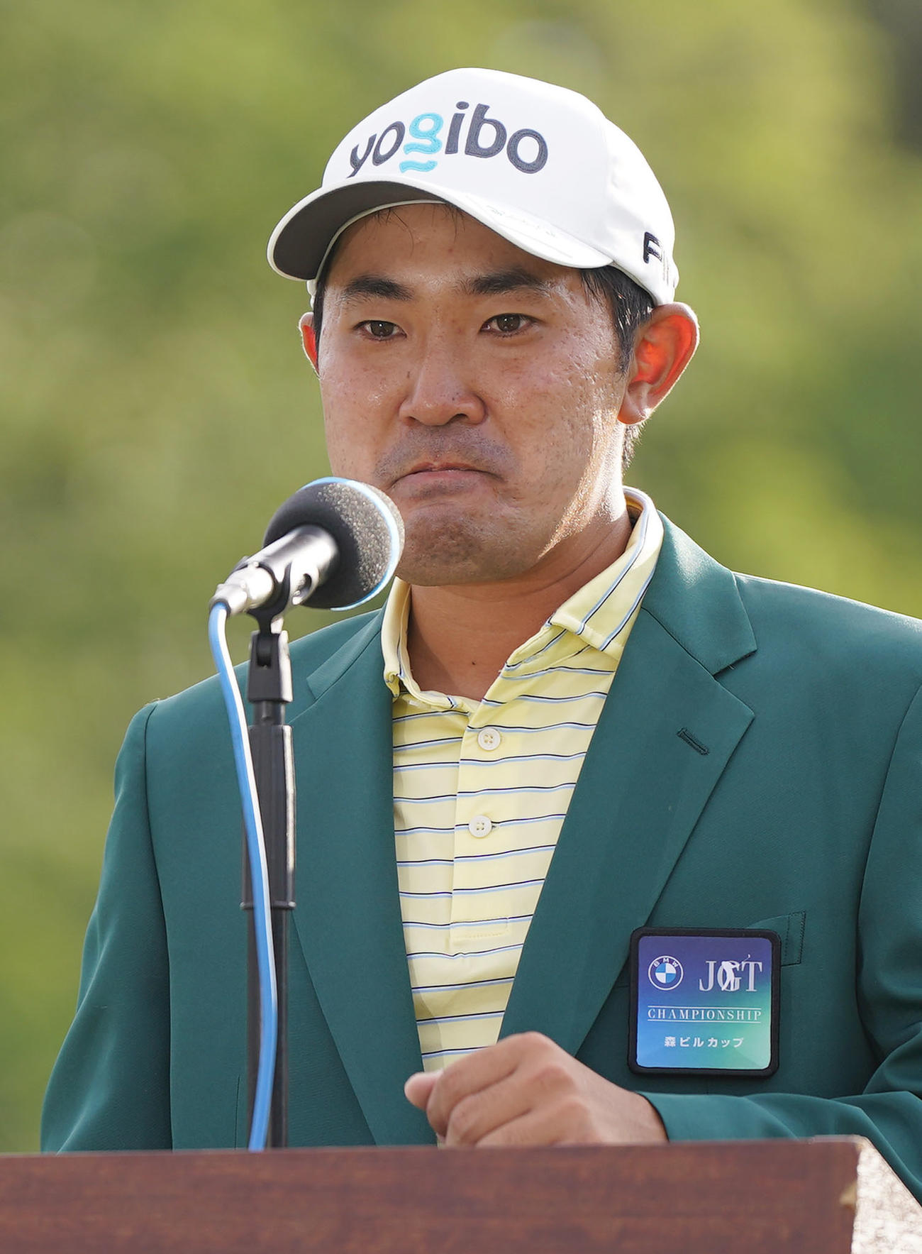 優勝スピーチで母の話題に触れ、涙をこらえる金谷（撮影・狩俣裕三）