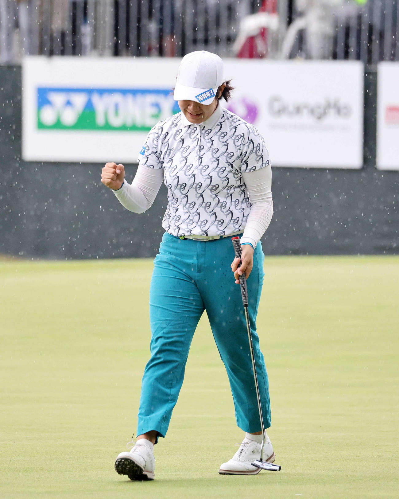 優勝しガッツポーズで喜ぶ川岸（撮影・鈴木正人）