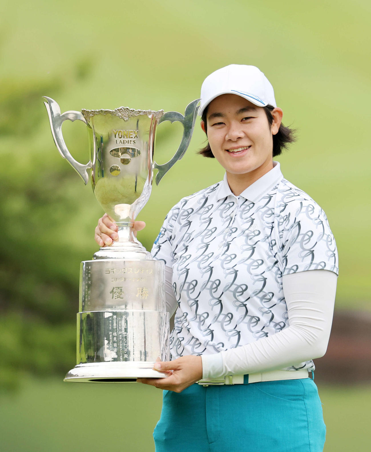 優勝トロフィーを手に笑顔を見せる川岸（撮影・鈴木正人）