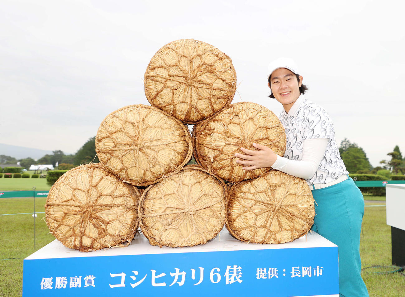 副賞の米俵に抱きつき笑顔を見せる川岸（撮影・鈴木正人）