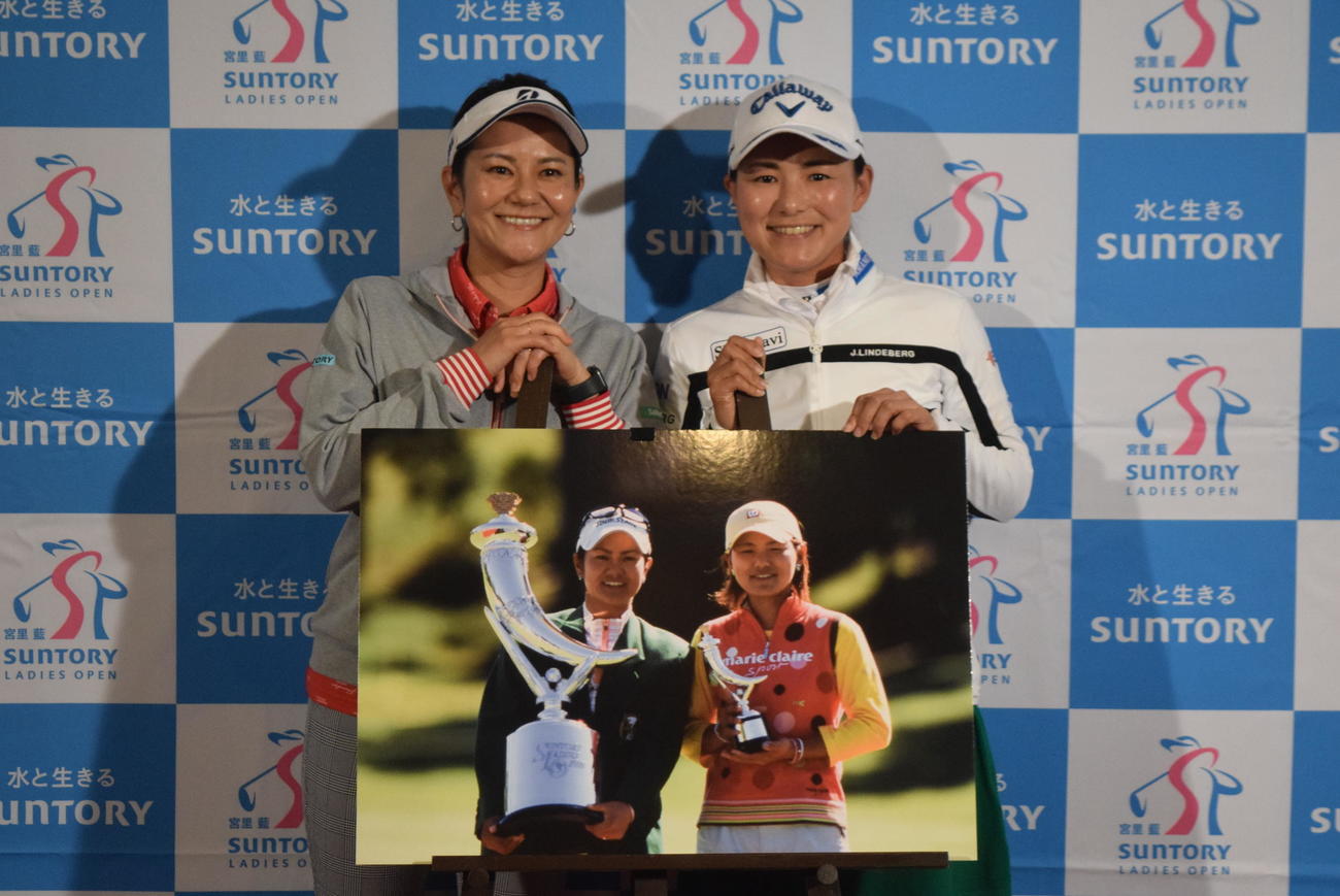 インタビューを行った宮里藍さんと横峯さくら（右）（撮影・阪口孝志）