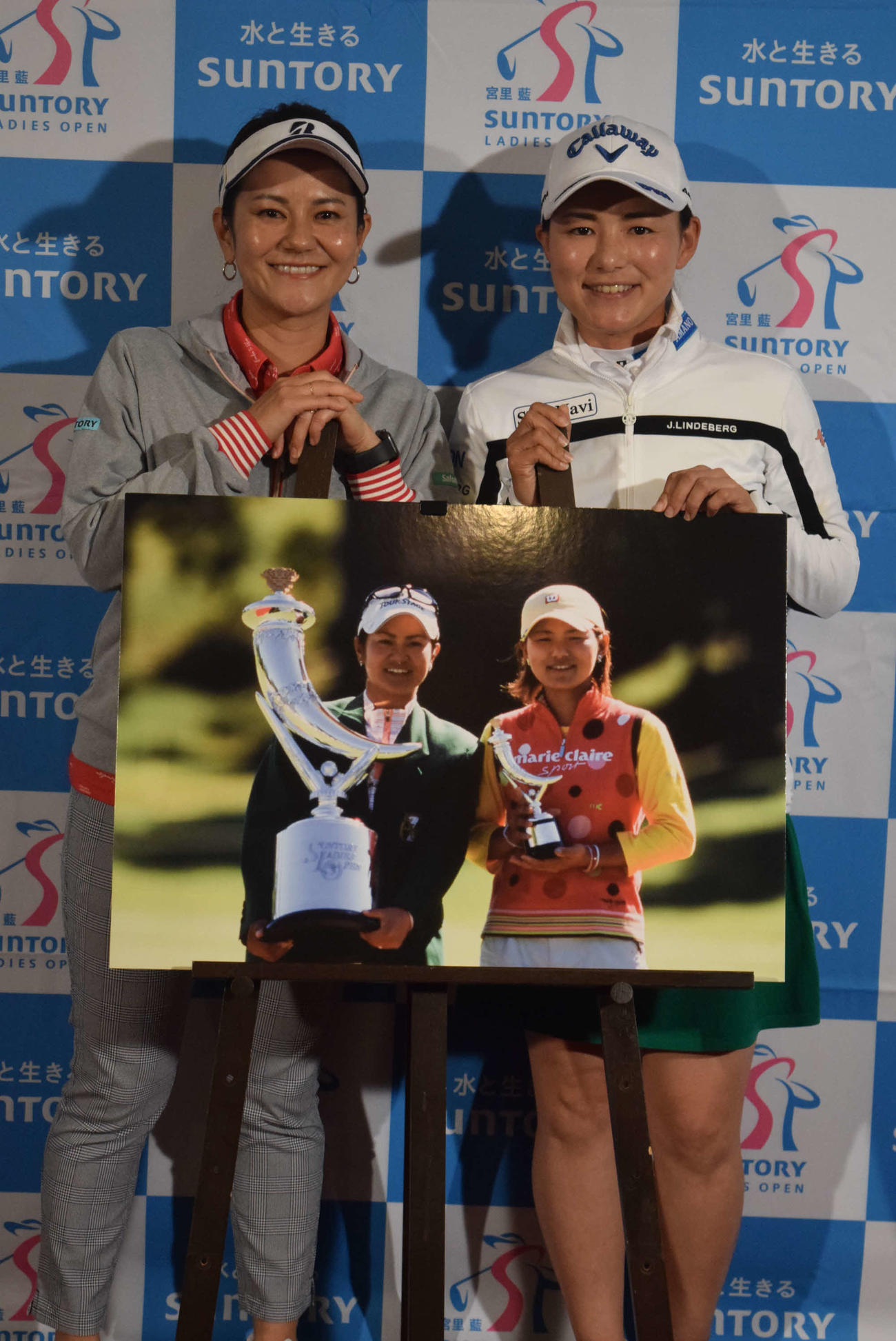 インタビューを行った宮里藍さんと横峯さくら（右）（撮影・阪口孝志）