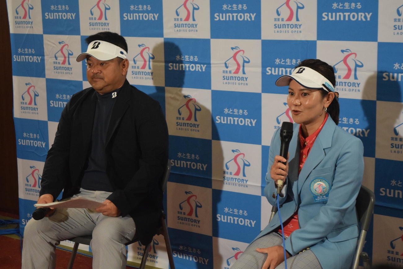 アマチュアとの座談会でアドバイスを送る宮里藍さんと兄の聖志（左）（撮影・阪口孝志）
